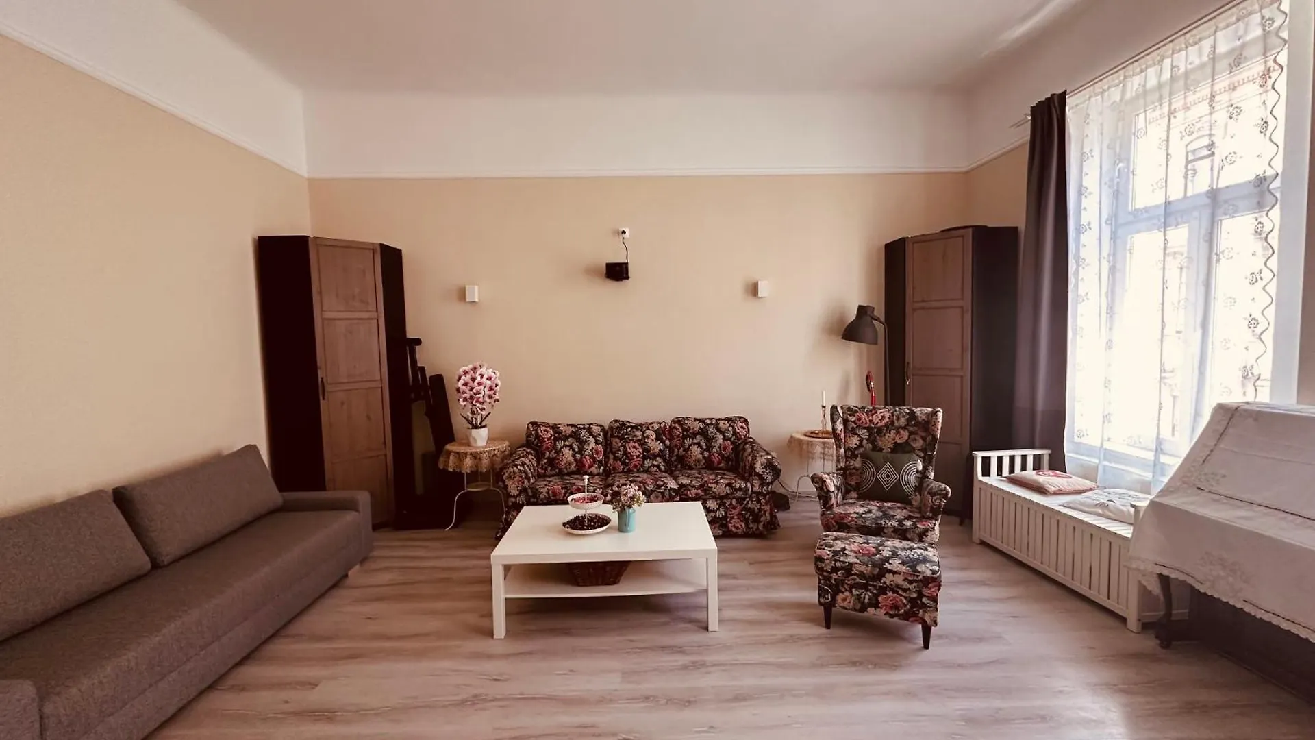 Spacious And Stylish Jokai Apartment Budapest