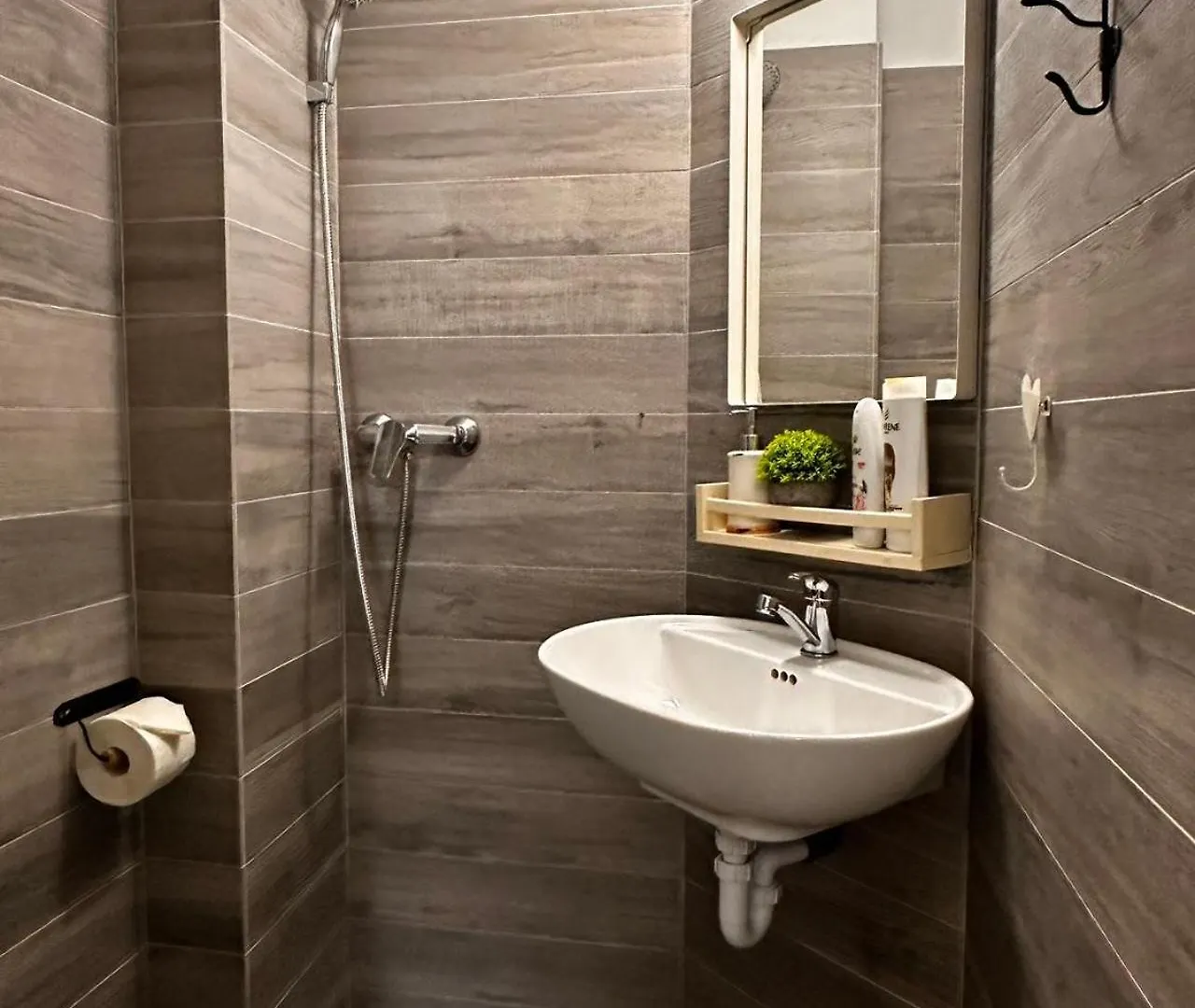 Spacious And Stylish Jokai Apartment Budapest