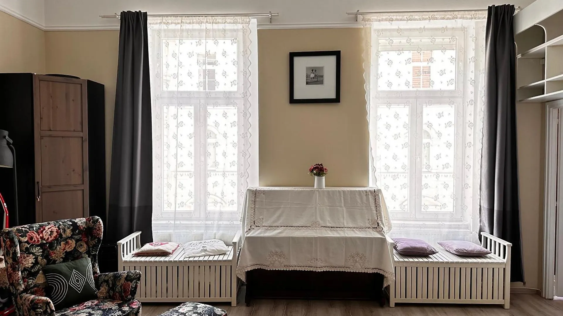 Spacious And Stylish Jokai Apartment Budapest