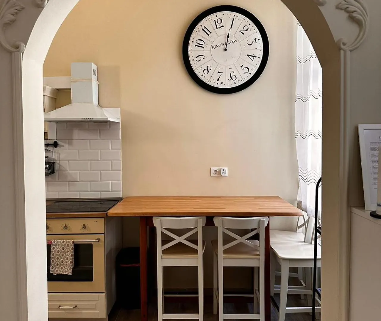 Spacious And Stylish Jokai Apartment Budapest